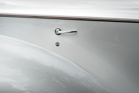 close up photography of silver handle bar thumbnail