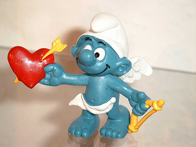 Smurf holding heart with arrow figure thumbnail