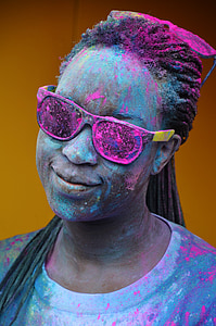 woman in gray shirt wearing sunglasses thumbnail