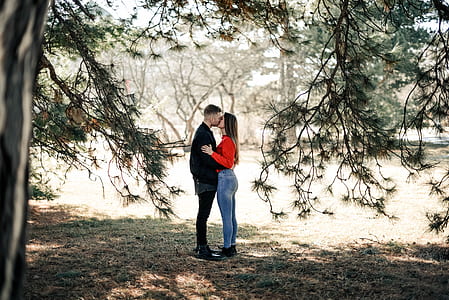 man and woman kissing under the tree thumbnail