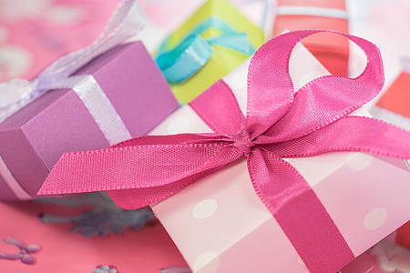 pink and purple Christmas presents thumbnail