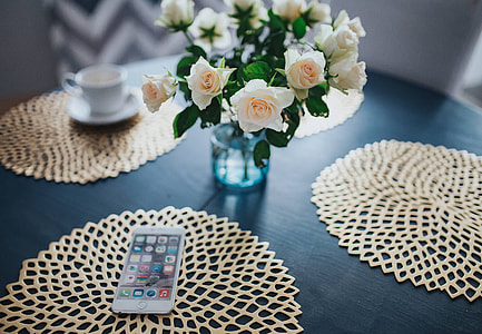Round breakfast table with white flowers and golden coffee mats thumbnail