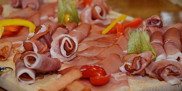 sliced tomatoes and prosciutto thumbnail