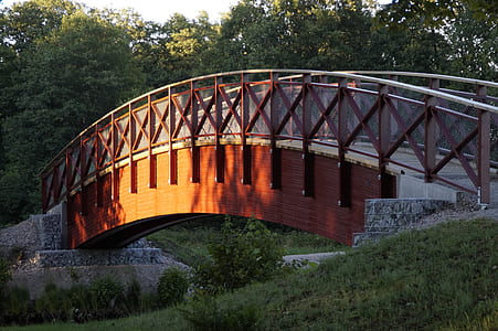 brown and gray bridge close-up photography thumbnail