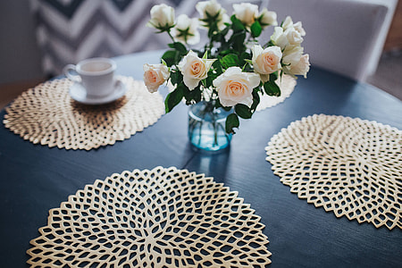Round breakfast table with white flowers and golden coffee mats thumbnail