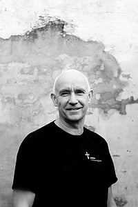 man wearing black crew-neck shirt thumbnail