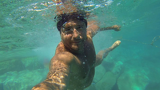 man taking selfie thumbnail