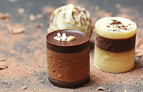 Brown Round Table Decor thumbnail