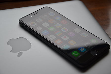 space gray iPhone 6 displaying home screen thumbnail