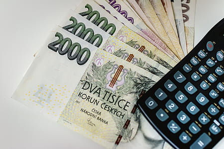 Counting and paying bills with Czech money thumbnail