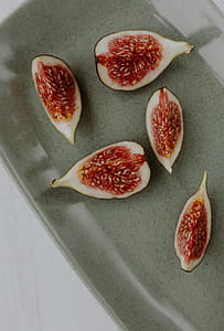 Bowl of crunchy granola and figs thumbnail