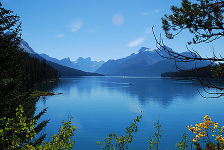 boat in middle of body of water under blue sky thumbnail
