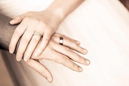 man and woman wearing wedding rings thumbnail