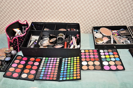 assorted-color makeup palettes thumbnail