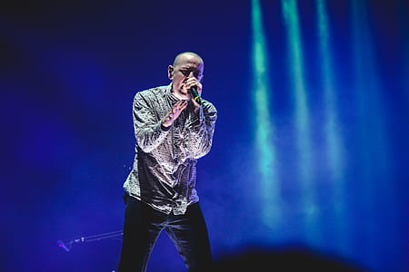 Chester Linkin Park Bennington Singing on Stage thumbnail