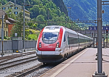 train near train station thumbnail