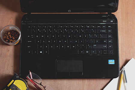 black HP laptop on table thumbnail
