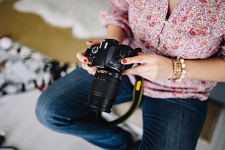 Woman in pink with her camera thumbnail