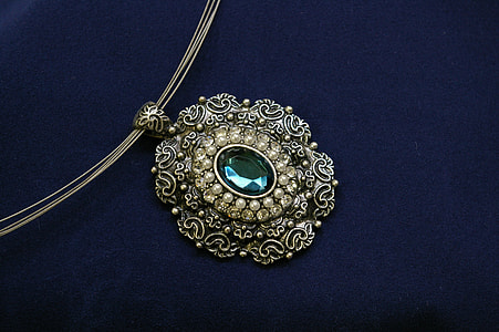 green gemstone white pearl embellished pendant necklace thumbnail