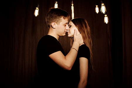 man kissing the woman thumbnail