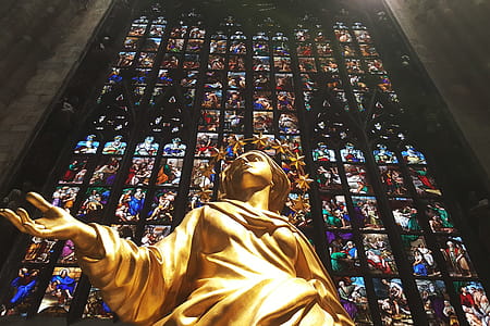 Church Statue in Milan thumbnail