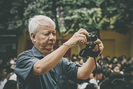 man taking picture thumbnail