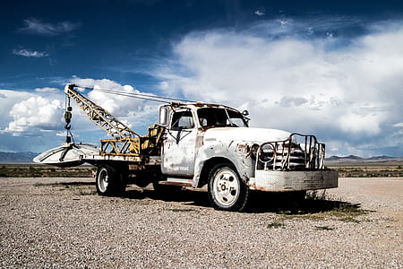 white tow truck thumbnail