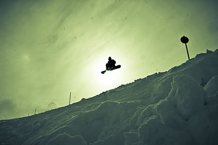 skier doing tricks thumbnail