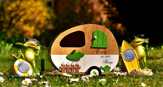 trailer with frog figurines garden decors thumbnail