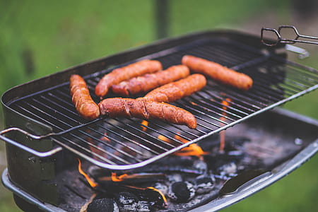 Grilling sausages thumbnail