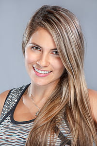 woman wearing gray and black crew-neck tank top thumbnail