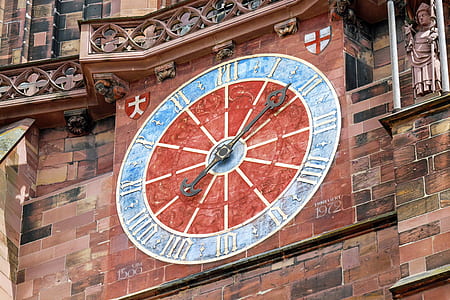building with clock at 8:08 thumbnail