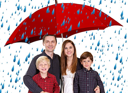 family picture with umbrella effect thumbnail