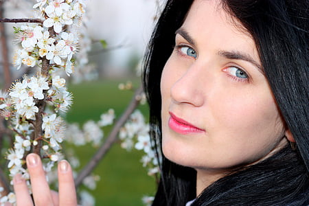 shallow focus photography of woman thumbnail