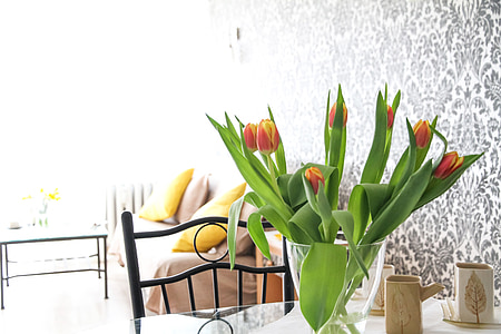 tulips on table thumbnail