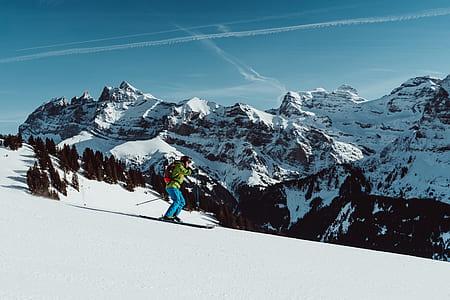 person doing snow skis thumbnail