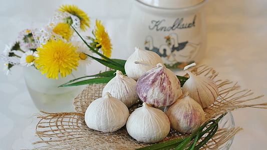 selective focus photography of bunch of onion bulbs on plate thumbnail