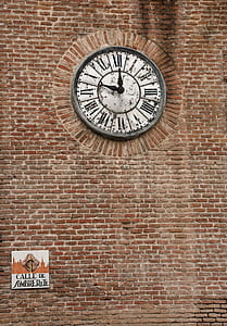 analog clock displaying 10:00 thumbnail