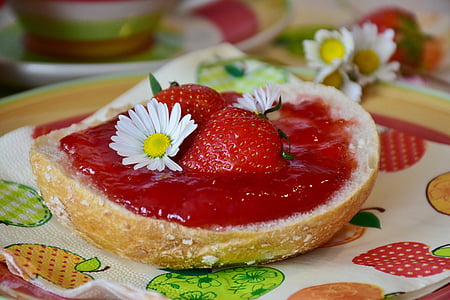 strawberry sliced bread thumbnail