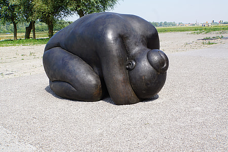 Art In De Panne, Woman Sculpture thumbnail