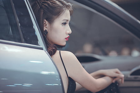 woman wearing black spaghetti strap top thumbnail