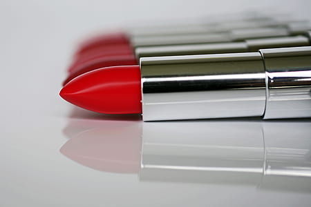 red lipstick thumbnail
