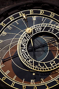 round black analog clock thumbnail