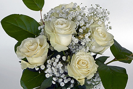 shallow focus photography of white flower bouquet thumbnail