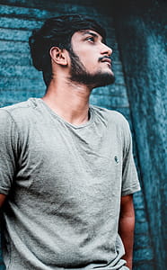 Man Wearing Gray V-neck Shirt thumbnail