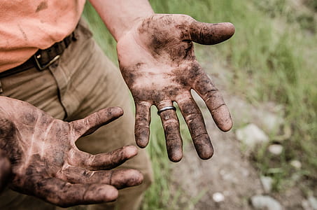 person showing black stained hands thumbnail