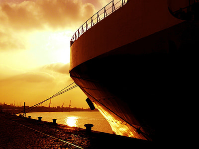 shallow focus photography of brown boat thumbnail