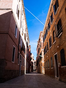 worm's eye view photography of bricked hallway outdoors thumbnail