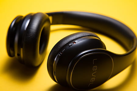 black Samsung Level wireless headphones thumbnail