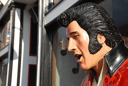 Elvis Presley statue thumbnail